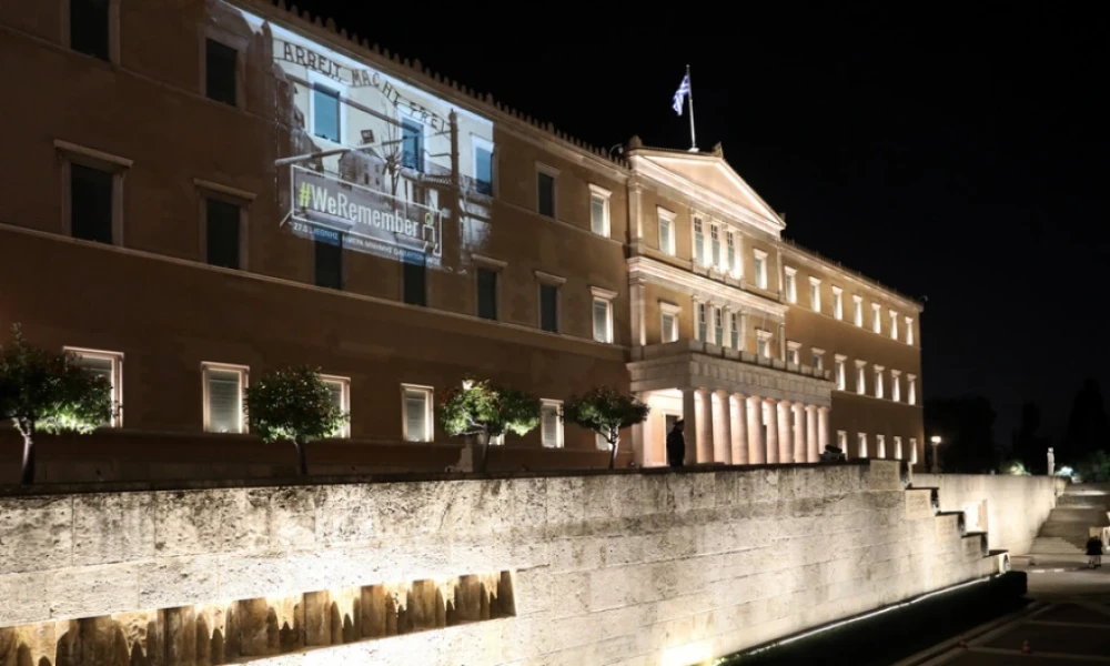 Η Βουλή φωταγωγήθηκε στη μνήμη του Ολοκαυτώματος